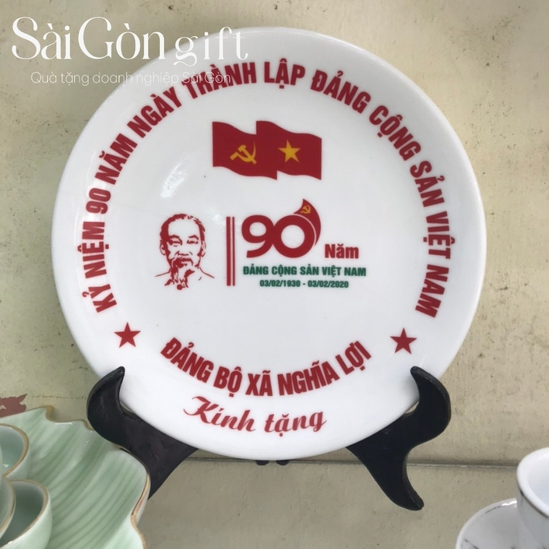 Đĩa sứ trắng biểu trưng