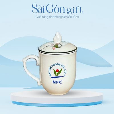 Bộ 2 Ly Sứ Nắp Ngọn Lửa Vẽ Hoa Sen Kẻ Miệng In Logo Quà Tặng Đối Tác SG-CS21