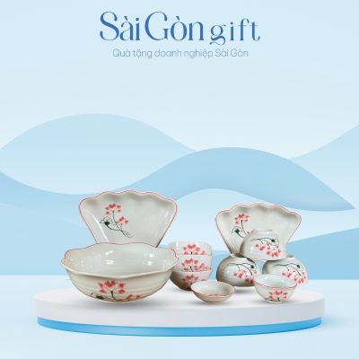 Bộ Bát Đĩa 11 Món Men Kem Miệng Hoa Vẽ Sen Hồng In Logo Quà Tặng Nhân Viên SG-BD13
