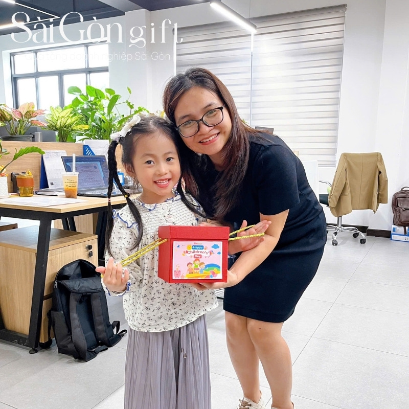 Tặng quà trung thu cho con em nhân viên