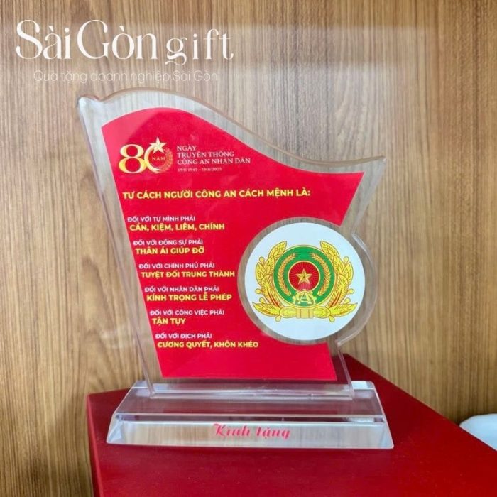 Kỷ Niệm Chương Pha Lê In Logo Quà Tặng Cán Bộ Dịp Kỷ Niệm 80 Năm Ngày Truyền Thống Công An Nhân Dân SG-KNC16