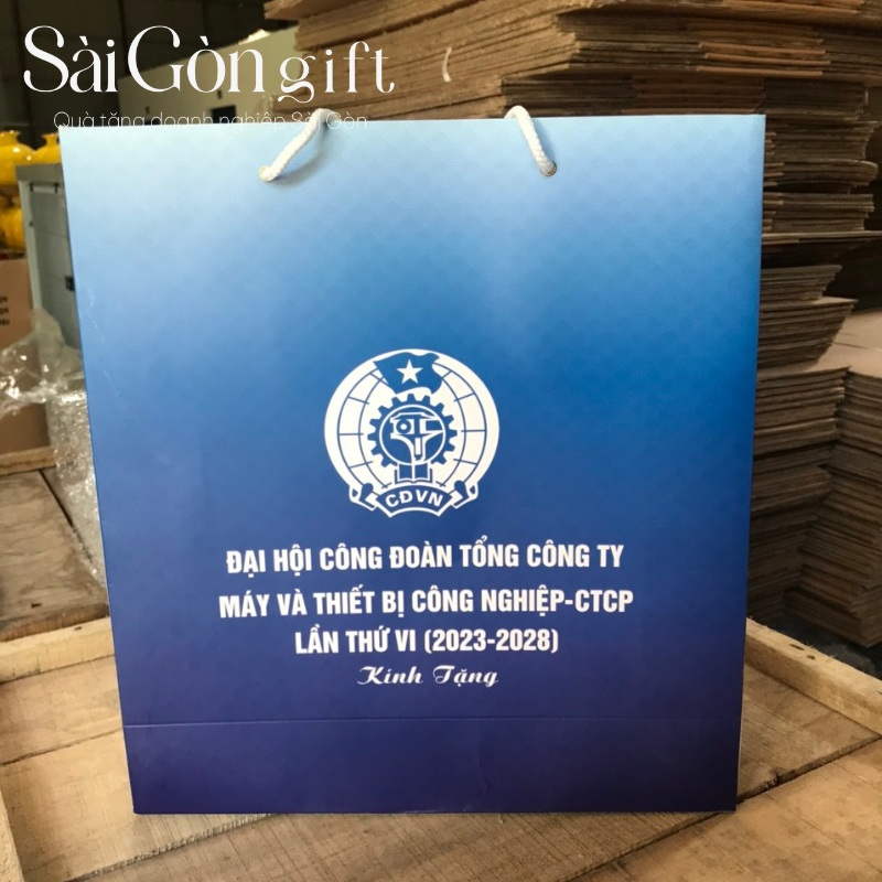 Túi giấy quai xách đựng quà tặng