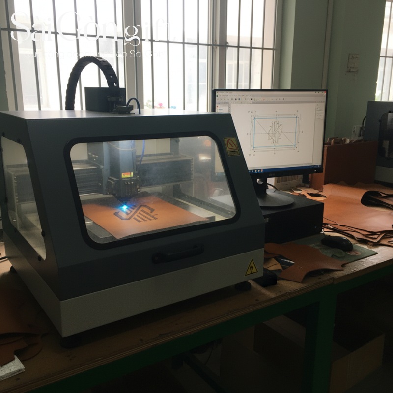 Khắc laser logo trên cặp da