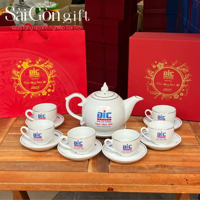 Bộ trà sứ trắng in logo quà tặng