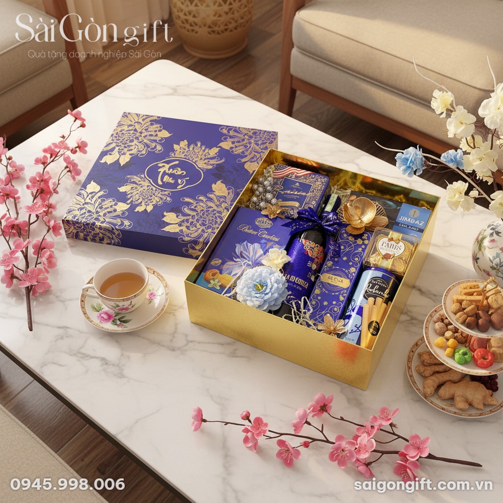 Các sản phẩm cao cấp bên trong hộp quà, được sắp xếp tinh tế.