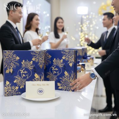 Bối cảnh tiệc cuối năm của doanh nghiệp. Một dã...